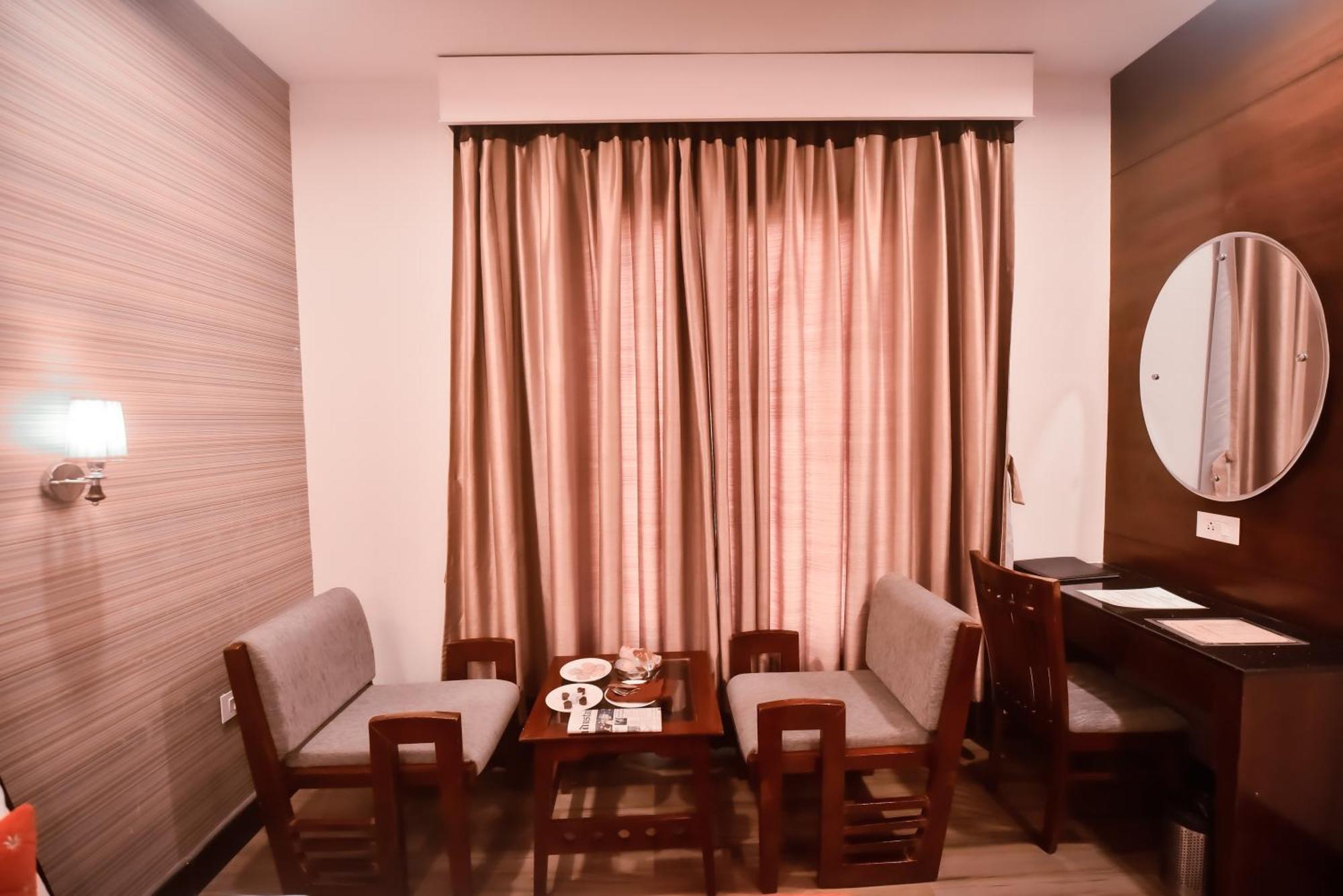 코나크 그랜드 호텔 Mirzāpur 외부 사진
